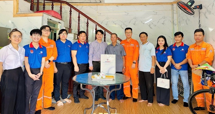 Công ty EPS và Đoàn Phường Phú Mỹ tặng quà các thương bệnh binh, gia đình chính sách