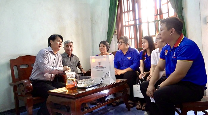 Công ty EPS và Đoàn Phường Phú Mỹ tặng quà các thương bệnh binh, gia đình chính sách