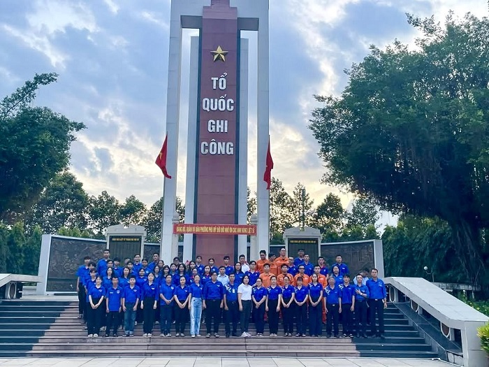 Đoàn thanh niên Công ty EPS tham gia chương trình Dâng hương