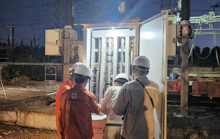 Các đơn vị thuộc EVNNPT phối hợp kiểm tra thiết bị trước khi đóng điện