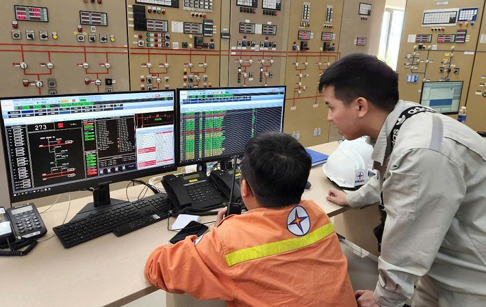 Ca trực vận hành tại Trạm biến áp 500kV Pleiku phối hợp với các đơn vị chức năng thực hiện đóng điện
