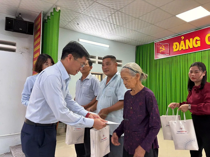Công ty Nhiệt điện Phú Mỹ Trao tặng quà cho các gia đình chính sách