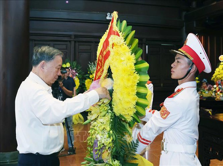 Description: Tổng Bí thư Tô Lâm dâng hương tưởng niệm các Anh hùng, Liệt sĩ tại Điện Biên- Ảnh 2.