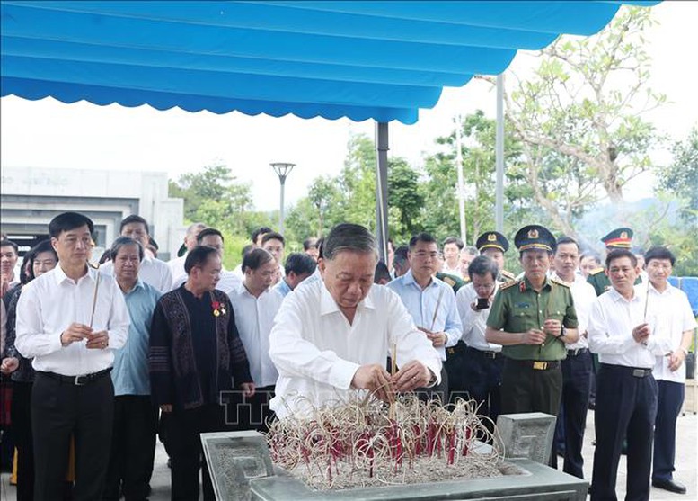 Description: Tổng Bí thư Tô Lâm dâng hương tưởng niệm các Anh hùng, Liệt sĩ tại Điện Biên- Ảnh 1.
