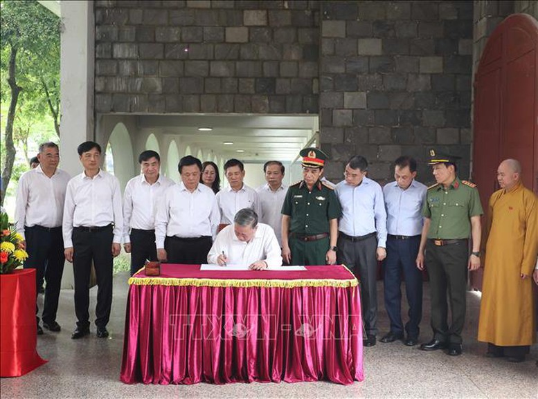Description: Tổng Bí thư Tô Lâm dâng hương tưởng niệm các Anh hùng, Liệt sĩ tại Điện Biên- Ảnh 5.