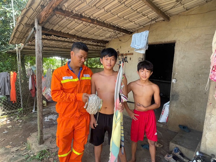 Hai anh em đã nhận thức rõ những mối nguy hại khi thả diều gần đường dây truyền tải