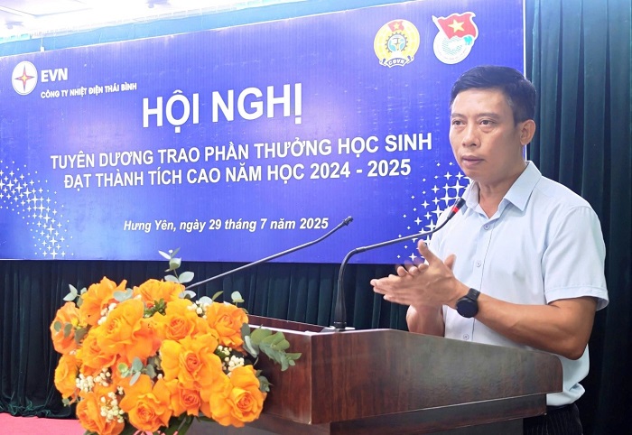 Ông Tạ Trung Kiên - Bí thư Đảng ủy, Giám đốc Công ty Nhiệt điện Thái Bình phát biểu tuyên dương các cháu
