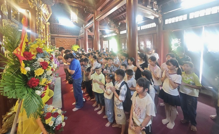 Đoàn dâng hương, tưởng niệm và báo công tại Đền thờ Chủ tịch Hồ Chí Minh
