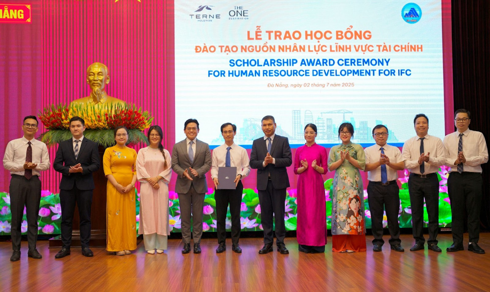 Liên danh Tập đoàn Terne Holdings và The One Destination trao học bổng cho các cán bộ của TP Đà Nẵng đến học tập kinh nghiệm tại trung tâm tài chính Singapore