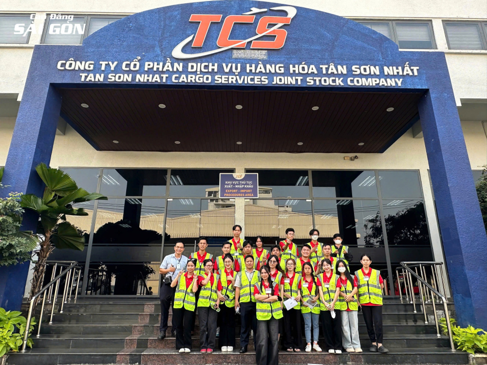 Sinh viên ngành Logistics, Kinh doanh xuất nhập khẩu Trường Cao đẳng Sài Gòn tham quan thực tế tại Tân cảng Sài Gòn và kho hàng hóa Tân Sơn Nhất