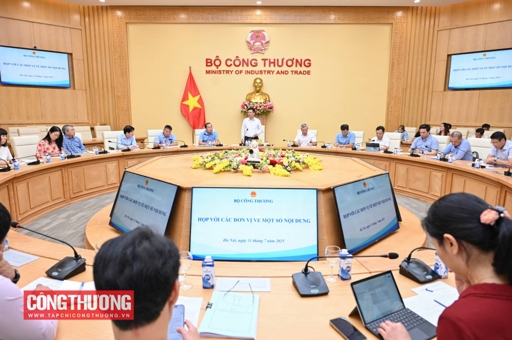Sáng 31/7/2025, Bộ trưởng Bộ Công Thương tiếp tục chủ trì buổi họp với các đơn vị để thống nhất nhiệm vụ, trách nhiệm, cơ chế làm việc của công chức, lãnh đạo quản lý các đơn vị thuộc Bộ Công Thương được cử đi công tác tại địa phương.