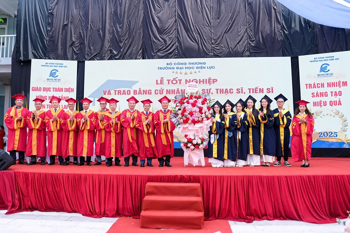 Trường Đại học Điện lực trao bằng tốt nghiệp cho hơn 900 học viên đợt 2 năm 2025