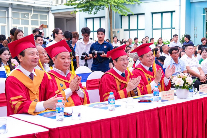 Thầy cô dự chúc mừng các tân cử nhân, thạc sỹ, tiến sĩ nhận tại buổi lễ.
