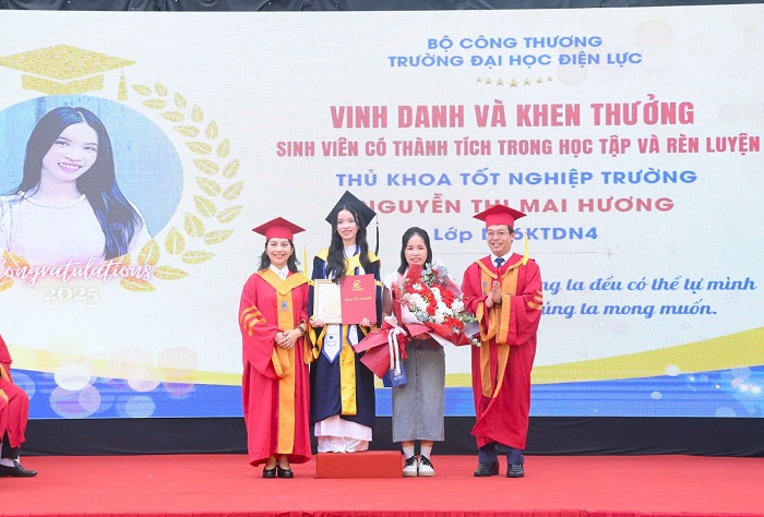 TS. Dương Trung Kiên - Phó Hiệu trưởng và PGS.TS Nguyễn Tố Tâm - Trưởng khoa Khoa Kế Toán - Tài chính trao bằng tốt nghiệp và chúc mừng thủ khoa Nguyễn Thị Mai Hương