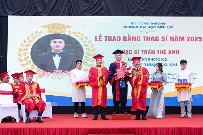 PGS.TS Đinh Văn Châu - Hiệu trưởng Trường Đại học Điện lực (bên phải ngoài cùng) chúc mừng tân thạc sĩ.