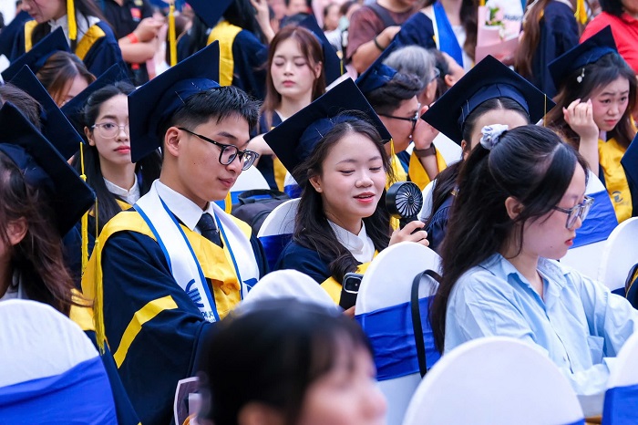 PGS.TS Đinh Văn Châu - Hiệu trưởng Trường Đại học Điện lực (bên phải ngoài cùng) chúc mừng tân thạc sĩ.