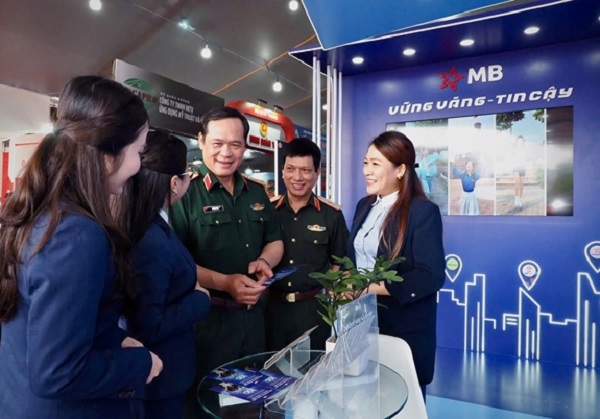 Thượng tướng Vũ Hải Sản, Ủy viên Trung ương Đảng, Thứ trưởng Bộ Quốc phòng thăm gian hàng MB tại sự kiện.