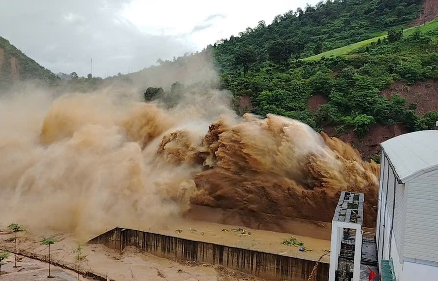 Tăng cường kiểm tra công tác vận hành đảm bảo an toàn đập, hồ chứa thủy điện, nhất là các hồ đập xung yếu, các thủy điện nhỏ hoặc đang thi công, sửa chữa, kịp thời phát hiện các điểm có nguy cơ sạt lở để căm biển cảnh báo, phối hợp chặt chẽ với các cơ quan chức năng tại địa phương thông tin kịp thời, bảo đảm an toàn cho người dân, nhất là trong tình huống xả lũ khẩn cấp