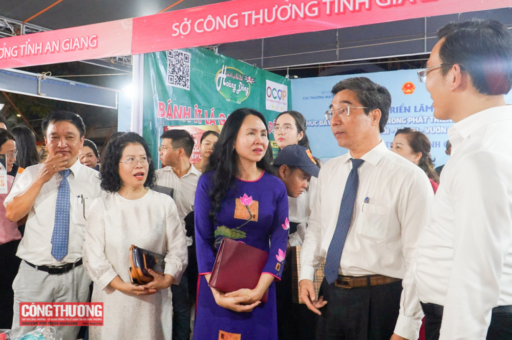 Các đại biểu tham quan gian hàng