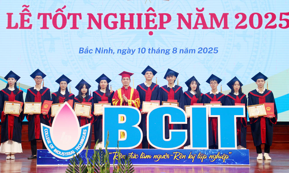 Hơn 800 sinh viên Trường Cao đẳng Kỹ thuật Công nghiệp tốt nghiệp, tỷ lệ có việc làm trên 96%