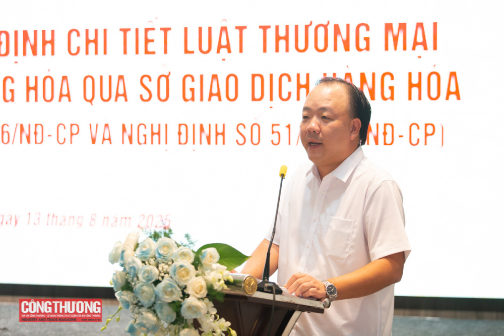 ông Trần Hữu Linh - Cục trưởng Cục Quản lý và Phát triển thị trường trong nước (Bộ Công Thương) phát biểu tại Hội thảo lấy ý kiến cho hai dự thảo nghị định mới gồm: Dự thảo Nghị định quy định chi tiết Luật Thương mại về hoạt động mua bán hàng hóa qua Sở Giao dịch hàng hóa, thay thế Nghị định số 158/2006/NĐ-CP và Nghị định số 51/2018/NĐ-CP; Dự thảo Nghị định quy định về chính sách xuất nhập khẩu, phân phối dịch vụ và hàng hóa, hoạt động sàn giao dịch hàng hóa trong Trung tâm tài chính quốc tế tại Việt Nam.