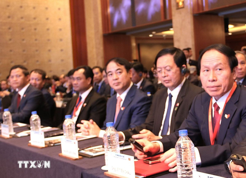 Bí Thư Tỉnh ủy Khánh Hòa Nghiêm Xuân Thành (thứ 3 từ phải sang) tham dự Diễn đàn Kinh tế Việt Nam-Hàn Quốc. (Ảnh: Khánh Vân/TTXVN