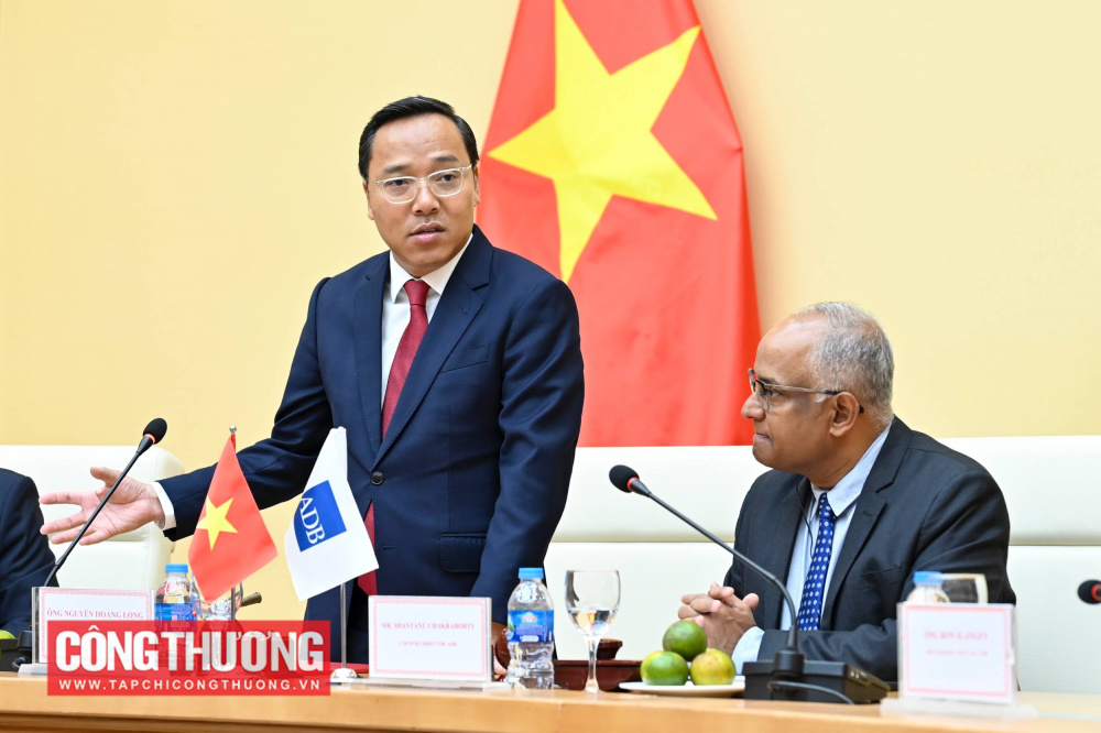 Thứ trưởng Nguyễn Hoàng Long gửi lời cảm ơn trân trọng đến sự phối hợp của ADB trong việc ký kết MOU hôm nay và nhấn mạnh đây là sự kiện vô cùng quan trọng đối với ngành năng lượng nói riêng và nền kinh tế Việt Nam nói chung trên tiến trình phát triển bền vững