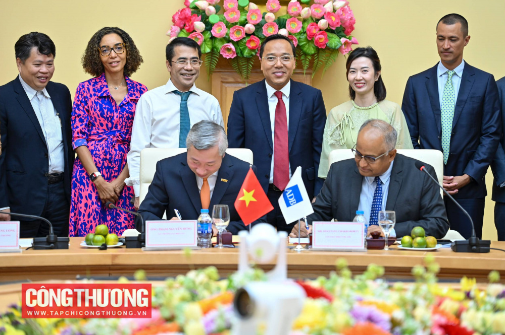 Cục trưởng Cục Điện lực Phạm Nguyên Hùng và Giám đốc quốc gia ADB tại Việt Nam Shantanu Chakraborty đại diện ký kết MOU