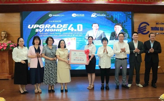 Bà Trương Thu Hiền – Giám đốc Nhà xuất bản Công Thương và Saigon Books trao tặng “Tủ sách AI” cho Trường Đại học Điện lực.