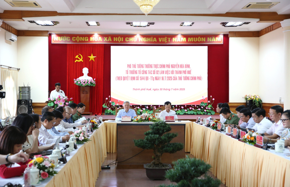 Phó Thủ tướng Thường trực Chính phủ Nguyễn Hòa Bình tại thành phố Huế