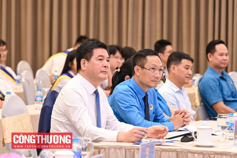 Hội nghị Biểu dương gia đình công nhân viên chức lao động tiêu biểu năm 2025, con công nhân viên chức lao động đạt giải cấp quốc gia, quốc tế và vượt khó học giỏi năm học 2024 - 2025