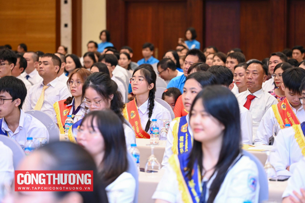 Phó Chủ tịch Tổng Liên đoàn Lao động Việt Nam Thái Thu Xương bày tỏ sự xúc động khi chứng kiến những câu chuyện được ghi lại trong khi xem phóng sự “Ngọn lửa yêu thương trong tổ ấm người lao động - Hành trình đồng hành của Công đoàn Công Thương Việt Nam”
