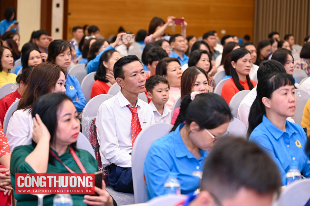 Bộ trưởng Bộ Công Thương Nguyễn Hồng Diên biểu dương và chúc mừng 36 gia đình tiêu biểu và 63 cháu học sinh là con CNVCLĐ ngành Công Thương đã đạt thành tích xuất sắc trong học tập và rèn luyện trong năm học 2024-2025