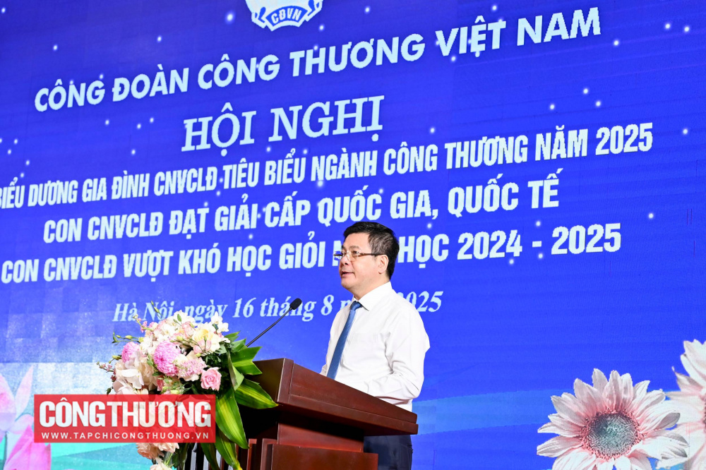 Bộ trưởng Bộ Công Thương Nguyễn Hồng Diên biểu dương và chúc mừng 36 gia đình tiêu biểu và 63 cháu học sinh là con CNVCLĐ ngành Công Thương đã đạt thành tích xuất sắc trong học tập và rèn luyện trong năm học 2024-2025