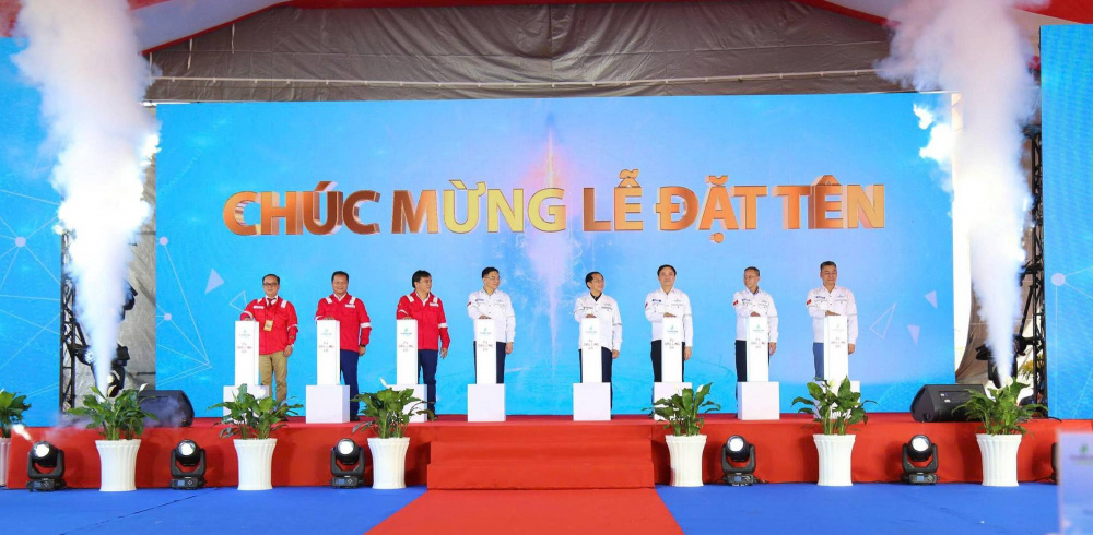 Phó Thủ tướng Bùi Thanh Sơn và các đại biểu thực hiện nghi thức lễ ra mắt giàn khoan tự nâng thứ 8 mang tên PVD8 của PV Drilling - Ảnh: VGP