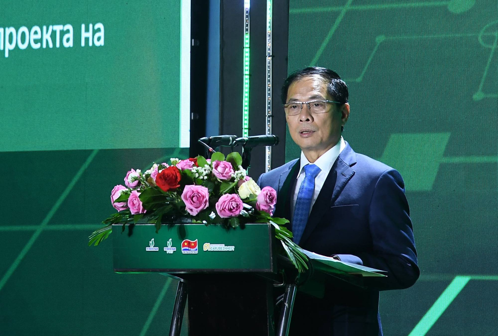 Phó Thủ tướng Bùi Thanh Sơn biểu dương và chúc mừng Petrovietnam, Vietsovpetro, PVEP, Zarubezhneft và các đối tác về thành tích đón dòng dầu đầu tiên từ mỏ Kình Ngư Trắng - Kình Ngư Trắng Nam và lễ đặt tên giàn khoan tự nâng PV Drilling VIII - Ảnh: VGP