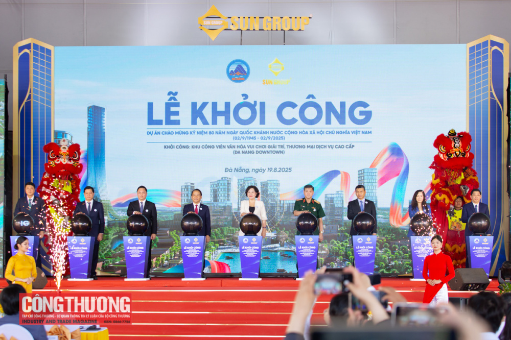 Các đại biểu thực hiện nghi thức khởi công dự án