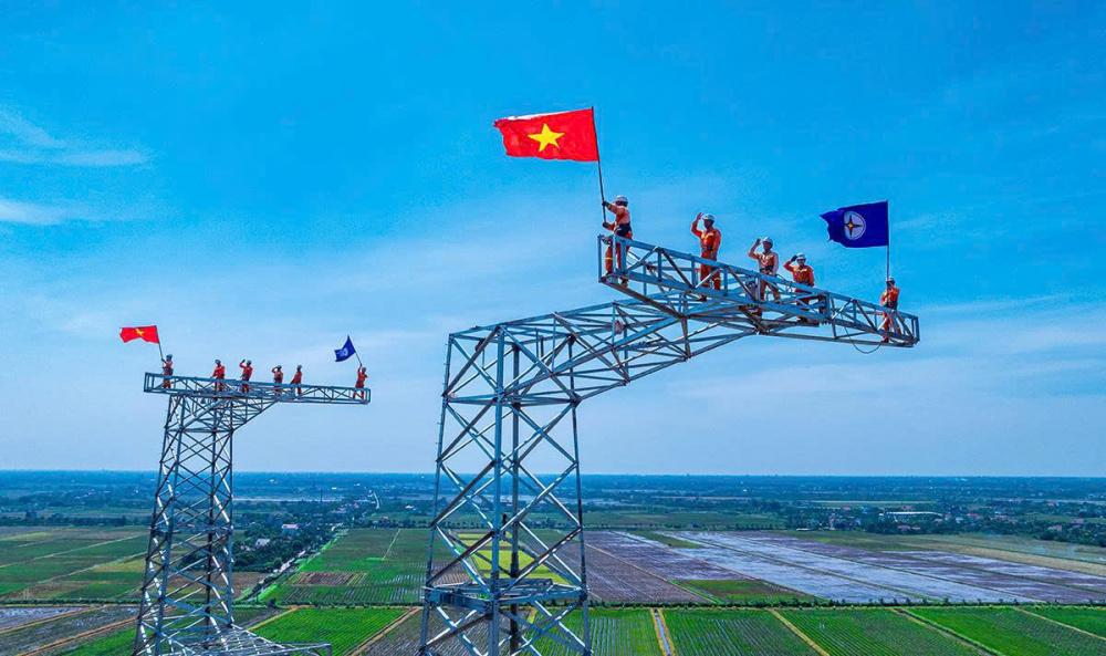 Dưới sự chỉ đạo quyết liệt của của Chính phủ, Thủ tướng Chính phủ, sự quan tâm, ủng hộ của các bộ ngành, địa phương và người dân, EVN, EVNNPT cùng các đơn vị tham gia dự án phát huy tinh thần "vượt nắng, thắng mưa" làm việc "3 ca, 4 kíp", "xuyên lễ, xuyên tết, xuyên ngày nghỉ" đã nỗ lực để khắc phục các khó khăn