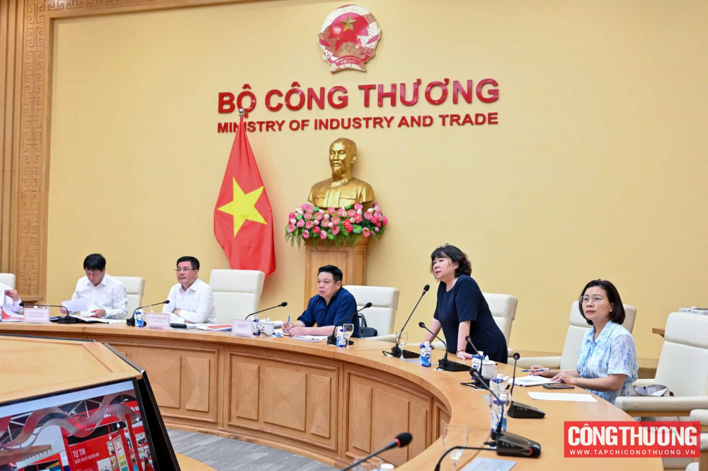 Gấp rút hoàn thiện gian triển lãm "80 năm ngành Công Thương lớn mạnh cùng đất nước"