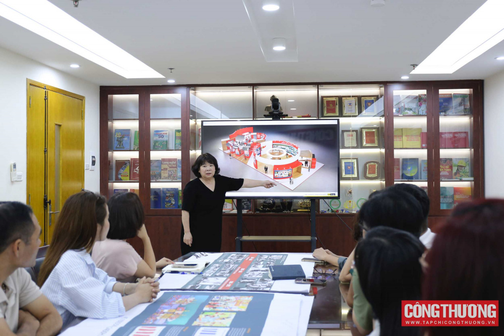 Gấp rút hoàn thiện gian triển lãm "80 năm ngành Công Thương lớn mạnh cùng đất nước"