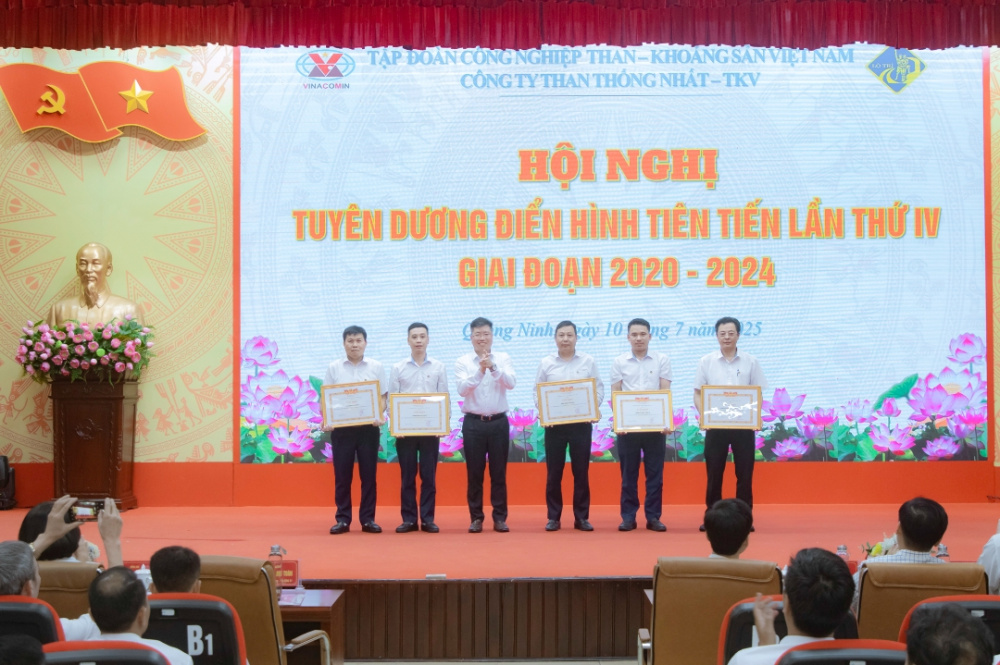 Description: Khen thưởng 05 tập thể tiêu biểu xuất sắc trong phong trào thi đua lao động sản xuất, giai đoạn 2020 – 2024