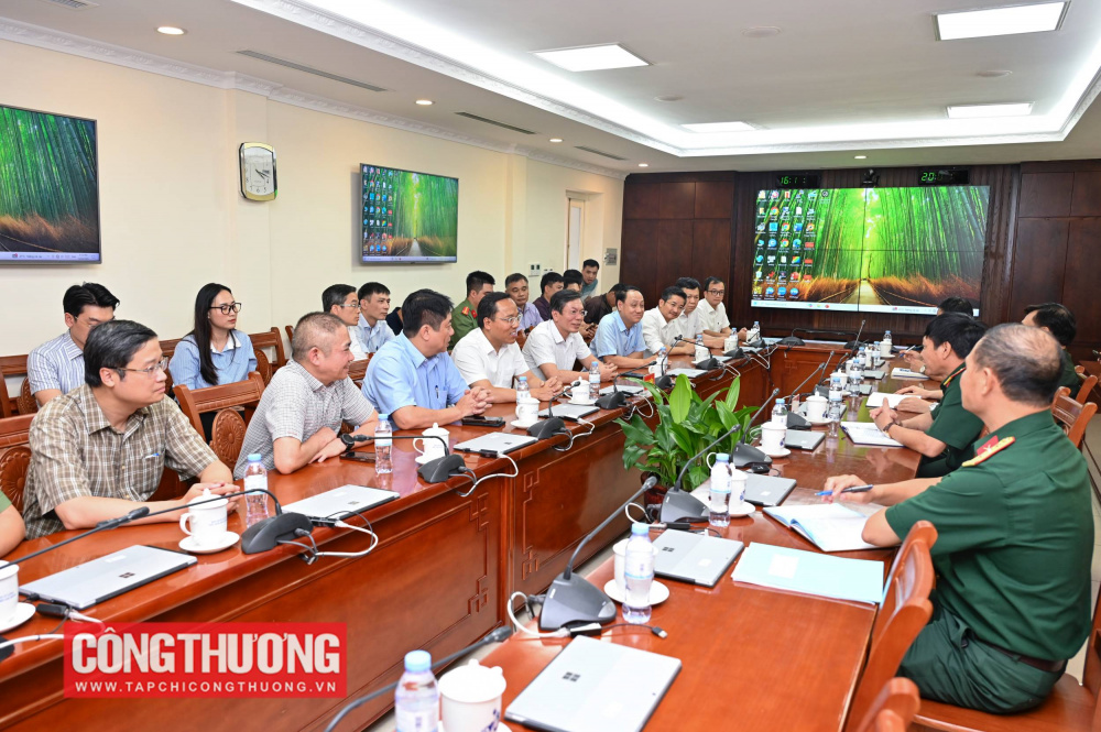 Thứ trưởng Nguyễn Hoàng Long cùng đoàn công tác làm việc với Bộ tư lệnh cảnh vệ Lăng Chủ tịch Hồ Chí Minh về công tác phối hợp đảm bảo cung cấp điện