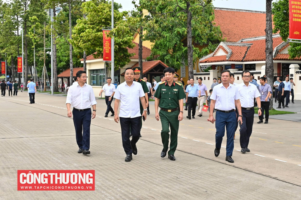 Thứ trưởng Nguyễn Hoàng Long cùng đoàn công tác làm việc với Bộ tư lệnh cảnh vệ Lăng Chủ tịch Hồ Chí Minh về công tác phối hợp đảm bảo cung cấp điện