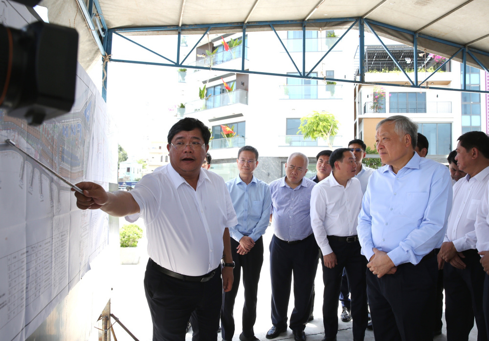 Phó Thủ tướng Thường trực Chính phủ Nguyễn Hòa Bình thị sát, kiểm tra thực địa, nghe báo cáo dự án Khu dân cư Cồn Tân Lập, phường Nha Trang - Ảnh: VGP