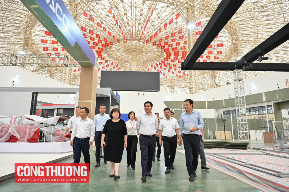 Bộ trưởng Bộ Công Thương Nguyễn Hồng trực tiếp kiểm tra tiến độ thi công triển lãm chiều 19/8/2025