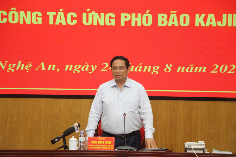 Thủ tướng yêu cầu tuyệt đối không chủ quan, lơ là, tiếp tục lãnh đạo, chỉ đạo sát sao, phải quyết liệt, thường xuyên, phải dứt khoát, với mục tiêu là đặt tính mạng của người dân lên trên hết, trước hết - Ảnh VGP/Nhật Bắc
