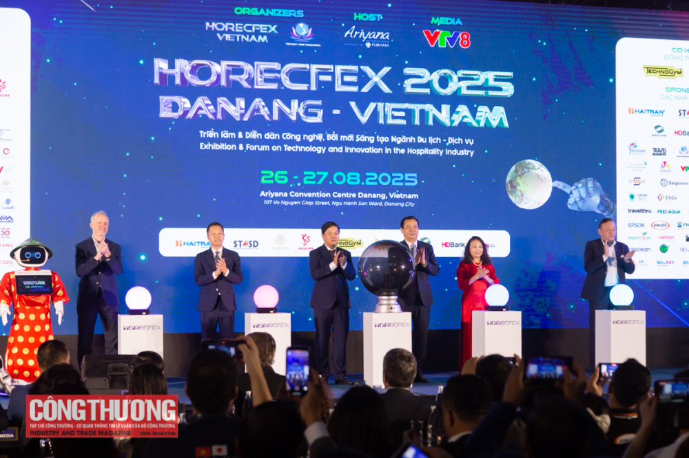 Các đại biểu thực hiện nghi thức khai mạc sự kiện HorecFex Việt Nam 2025.