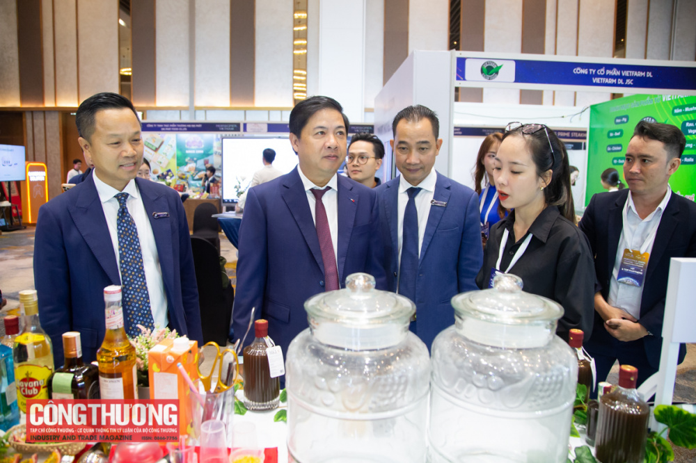Các đại biểu tham quan gian hàng triển lãm