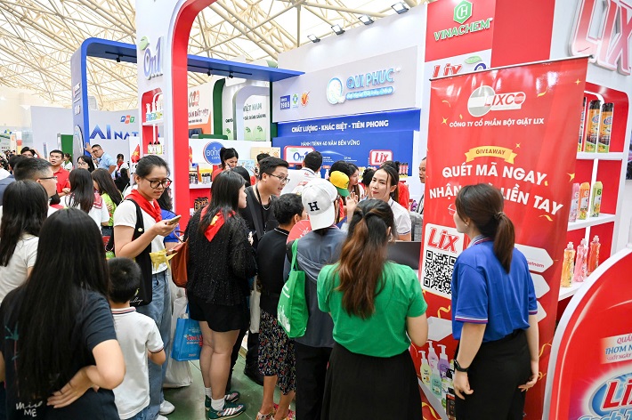 khách tham quan triển lãm 3