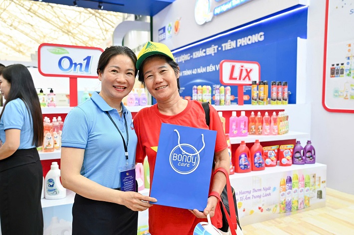 khách tham quan triển lãm 4